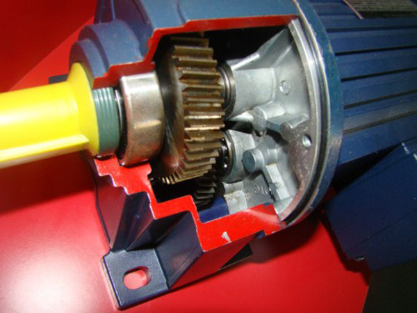 機(jī)械裝配西瑪電機(jī)時(shí),軸頭裝鏈輪可涂抹黃油,可更快裝配好。